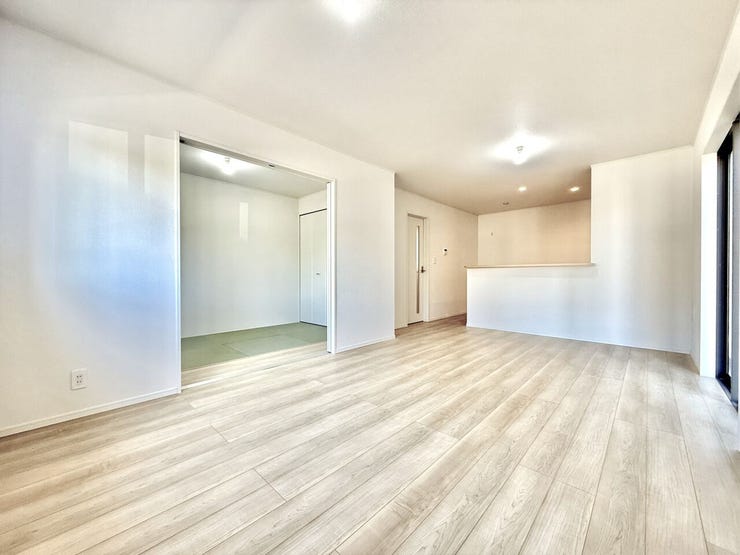 ◇リビングダイニング◇
16帖のリビングダイニングとなっています。家族が集まって食事をしたり、くつろいだりするのに十分な広さです。隣に洋風和室があり、お子様を遊ばせたり、寝室としてもお使い頂けます♪