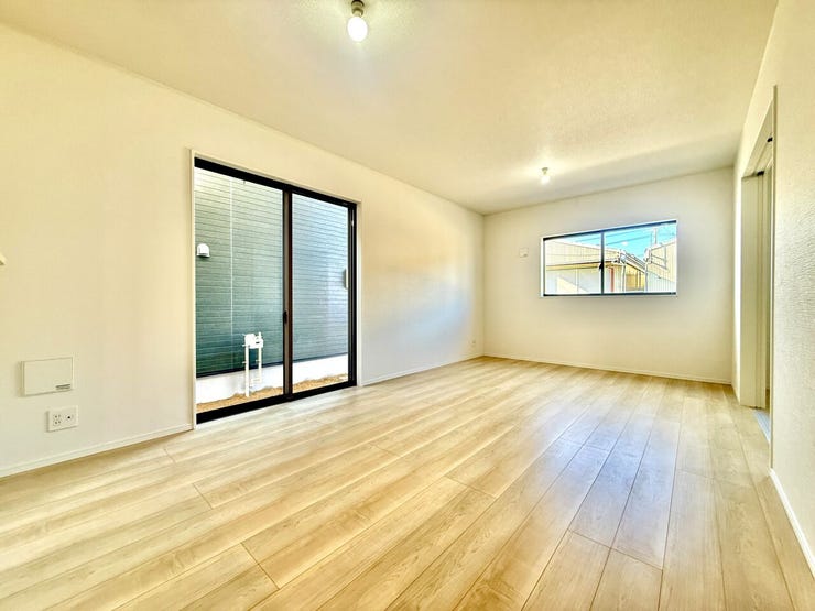 ◇リビングダイニング◇
豊かな陽光が照らしだす空間、この場所は、たくさんの笑顔とたくさんの笑い声がこだまする場所、豊かな光に満ちた時がもたらす心地よい時間をお楽しみください。