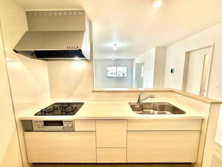 ◇キッチン◇
システムキッチンを採用。十分な調理スパースのあるスッキリしたキッチンです。調理器具などをしまえるキャビネットも豊富で調理の作業効率も上がります。毎日の家事がより快適になります。