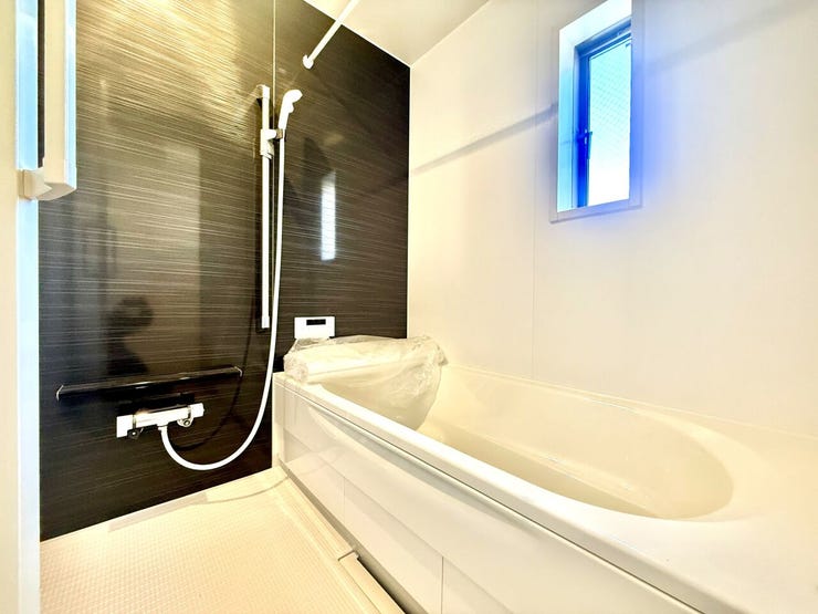 ◇浴室◇
毎日の疲れを癒す場所だからこその、シンプルで落ち着いた空間となっています。浴槽にゆっくりと身を沈め深く瞑想をすれば、また新たな活力が湧いてきます。浴室換気乾燥機付きです。