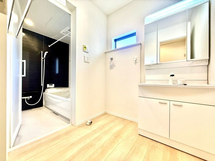 ◇洗面所◇
白で統一された清潔感のある洗面台です。お掃除もしやすく、身だしなみや、自分を綺麗にする場所だからこそ清潔にしていたいですね。三面鏡の裏側が全て収納スペースになっています。