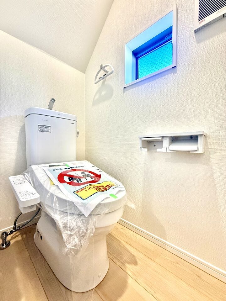 ◇トイレ◇
窓も付いてるので明るくスッキリとしたトイレです。採光や通風良好です。カバーや、マット、棚などを同じテイストでまとめると、統一感のあるおしゃれな空間になります。