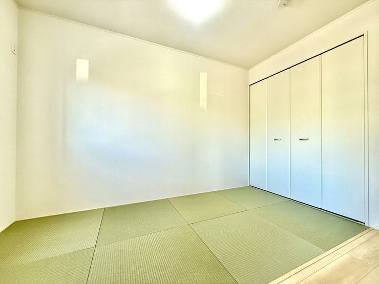 ◇和室◇
リビング横の、5帖の洋風和室です♪扉を開けると開放的な空間が生まれます。急な来客にも対応できますね。和の空間を感じながら、一人の時間を過ごすのもいいですね♪