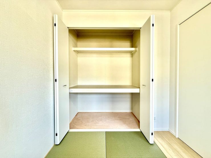 ◇和室 押入◇
和室内の押入れです♪お昼寝用布団やお子様のおもちゃや、掃除用具など、あらゆるものを収納できます。リビングものが減らすことができ、生活スペースを広く確保できます♪