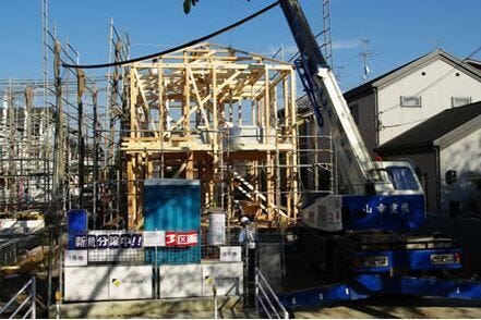 【上棟】
当社では主要な部材をエンジニアリングウッドで構成しいます。
エンジニアリングウッドとは集成材とも呼ばれ製材した板を工場で乾燥させ繊維方向を平行にする事により曲がり・狂いが少ない材料です。