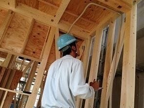 【中間検査】
屋根が出来上がり、構造金物や耐力壁・防水等の工事が終わると中間検査になります。
法令検査はもちろん、基礎同様専門の係員と工事監督がチェックします。