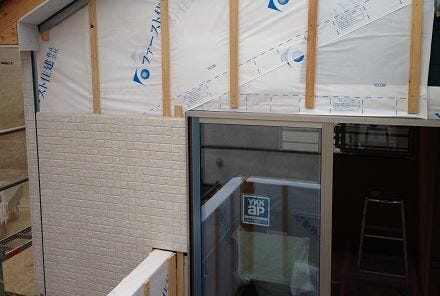 【外壁工事】
中間検査が終わると外壁工事になります。
当社ではサイディングと呼ばれる工場で生産される乾式の板状のセメント板になり
耐火性や耐久性などに非常に優れたものになります。