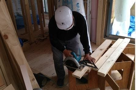 【内装工事】
また同時進行で内部の造作工事に入ります。
壁・天井には石膏ボードと呼ばれる不燃材料で作られています。