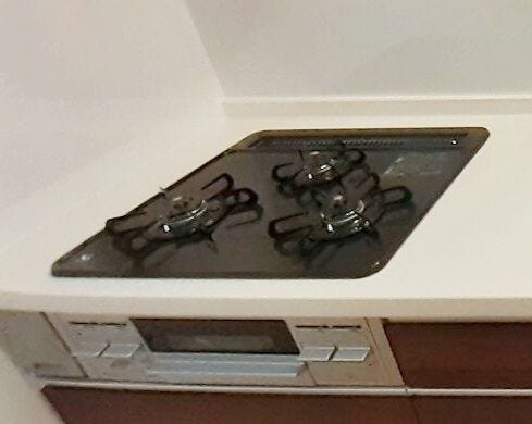 01過熱防止センサー付ガスレンジ
から炊きにより一定の温度に達すると自動で火を止めてくれる安心機能、過熱防止センサー付3口タイプ。※イメージ写真