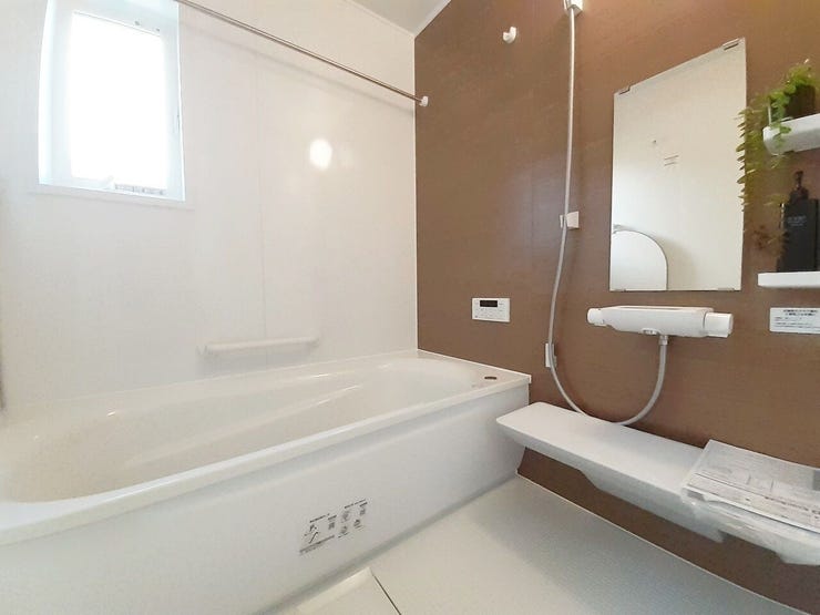 03.高断熱浴槽
熱を逃がさない断熱素材の浴槽・使いやすく快適なバスルーム。
排水の勢いだけで髪の毛がまとまる排水口や水はけの良い床等、お手入れもしやすい仕様。※イメージ写真