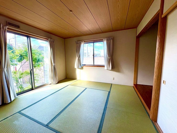 リビングのとなりには6畳の和室がございます