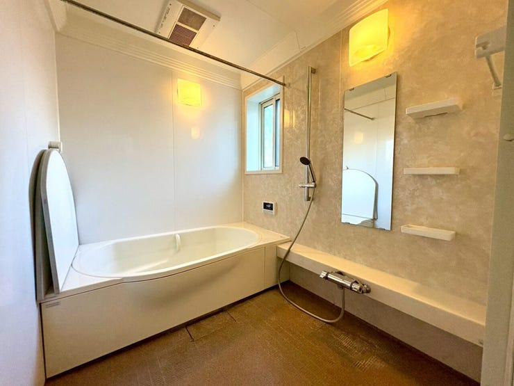 とても広いお風呂で浴室暖房もついてます