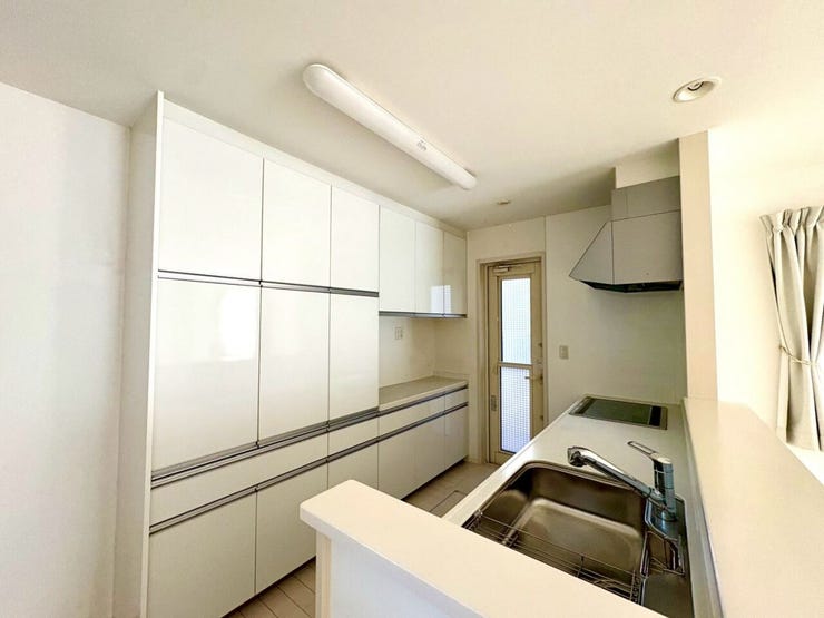 カップボードも大きくあるので収納もすごく便利です