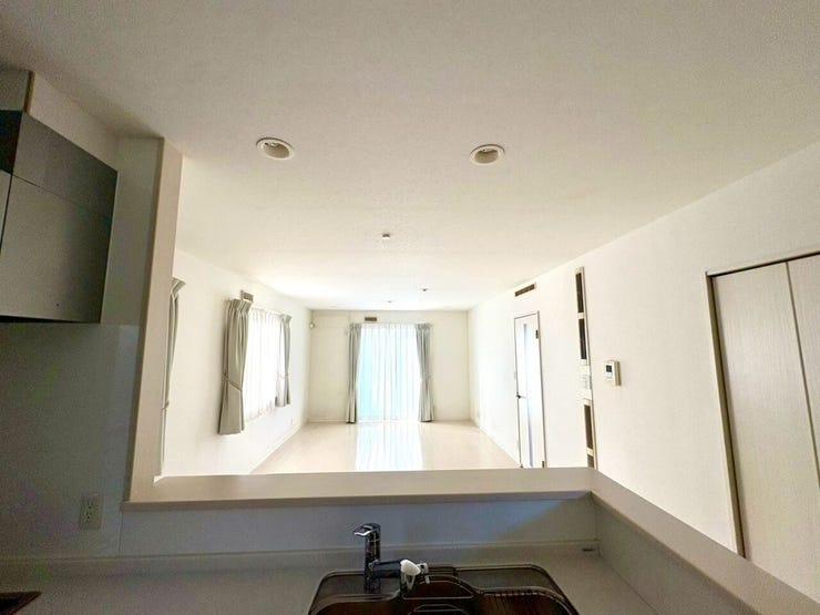 カウンターキッチンなので広いリビングでも見渡しながらお料理できます♪