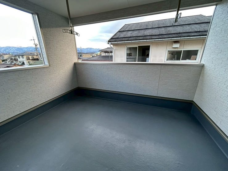 広いインナーバルコニー!
多少の雨風なら防げます♪