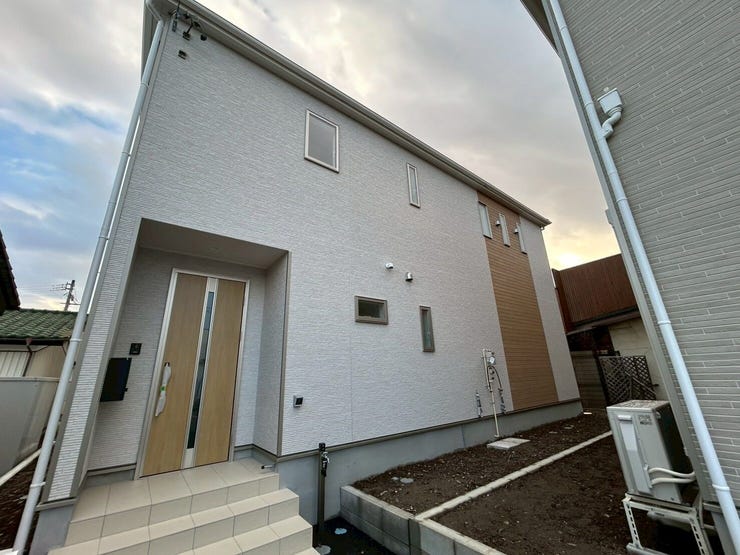 【外観】
白を基調とした全体的に明るい印象の外観です♪