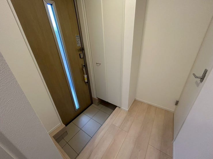 靴収納付きの玄関。