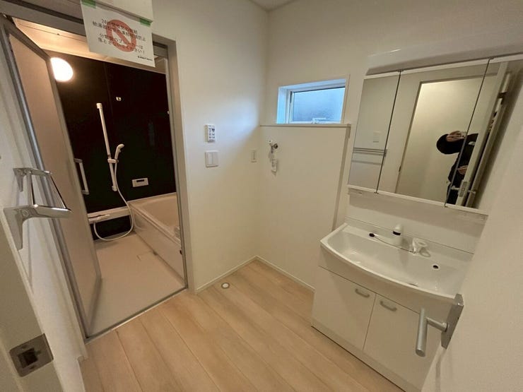 三面鏡タイプの洗面台は収納力が高いです♪