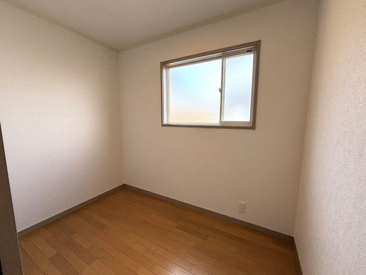 2階には納戸があります。
たっぷり収納でき、お家がスッキリ整います。