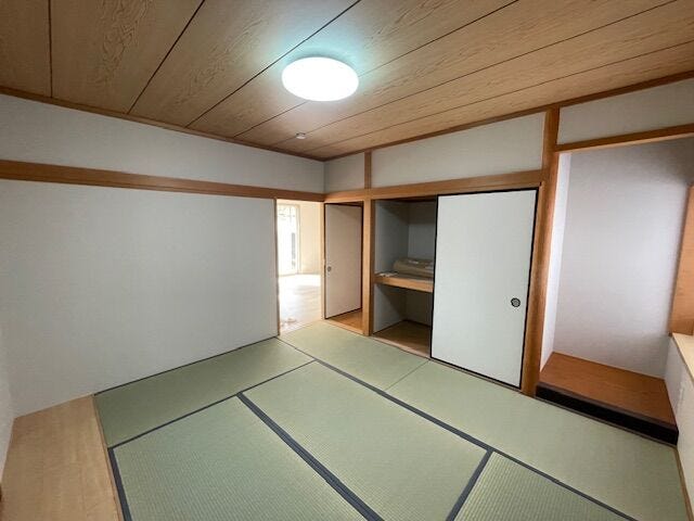 廊下からも直接出入りでき、来客時も便利☆
リビングからも出入りでき、普段はくつろぎスペースとしてお使いいただけます♪