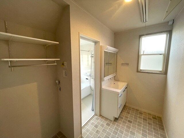 ゆとりのある洗面室は、タイル柄のクッションフロアでナチュラルテイスト♪