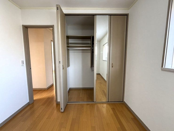 2階 洋室(6帖)
奥行きのあるクローゼットがあり、お洋服以外にも収納できます♪