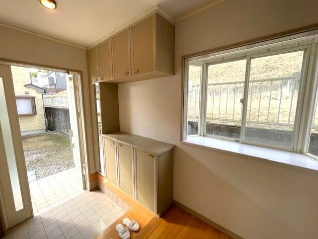 たっぷり収納できる玄関収納がります。
靴が多いご家族も安心♪玄関周りがスッキリ整います。