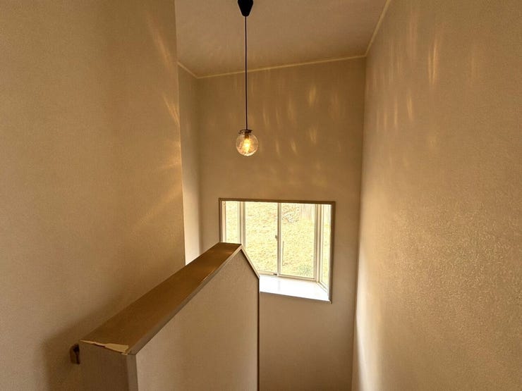 階段スペースにも窓があります。