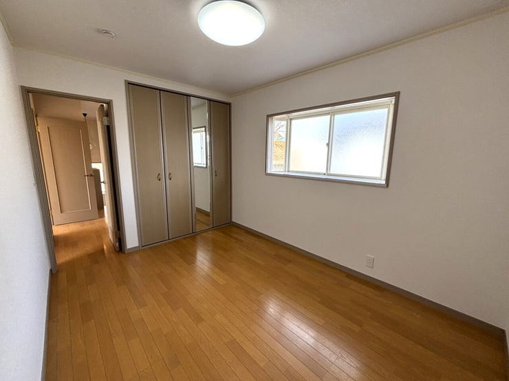 2階 洋室(6帖)
ベッドやデスクを置いてもゆとりある空間です。