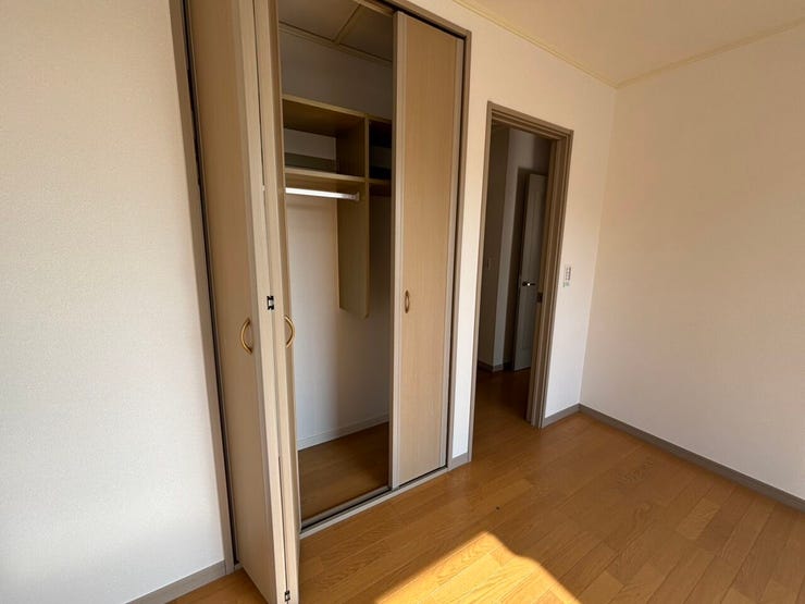 2階 洋室(6帖)
クローゼットがあり、お部屋をスッキリ保つことができます。