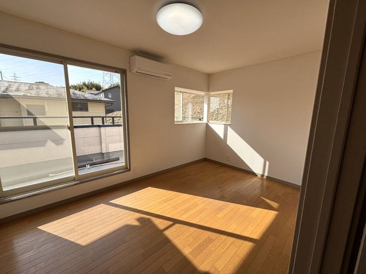 2階 洋室(6帖)
バルコニーへ出入りでき、明るく開放的な洋室。