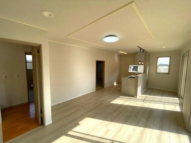 14.5帖のリビングは3か所窓があり、自然光がたっぷり差し込む開放的なLDK。