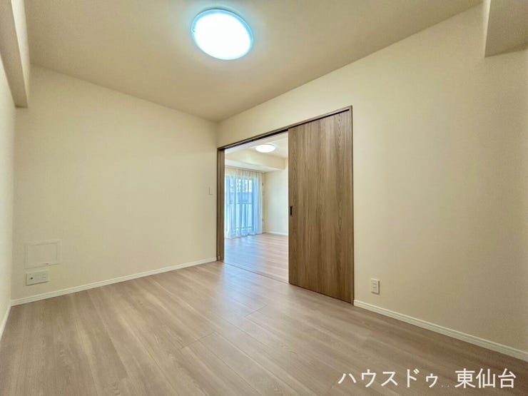 リビング横の洋室です♪こちらのお部屋もきれいな長方形のお部屋です♪