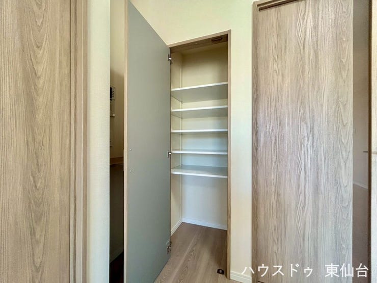 リビングの収納です♪棚付きで空間を有効に使えますね♪