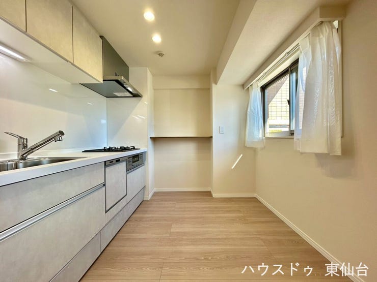 キッチン後ろの採光がうれしい、毎日ウキウキな気分になれそうです♪