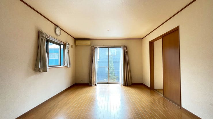 窓からの眺めがいいリビングは、ぜひ外の風景を眺められる特等席を。窓辺に椅子と飲み物、雑誌を持ってくれば、カフェよりもくつろげる癒しスペースになるかも。