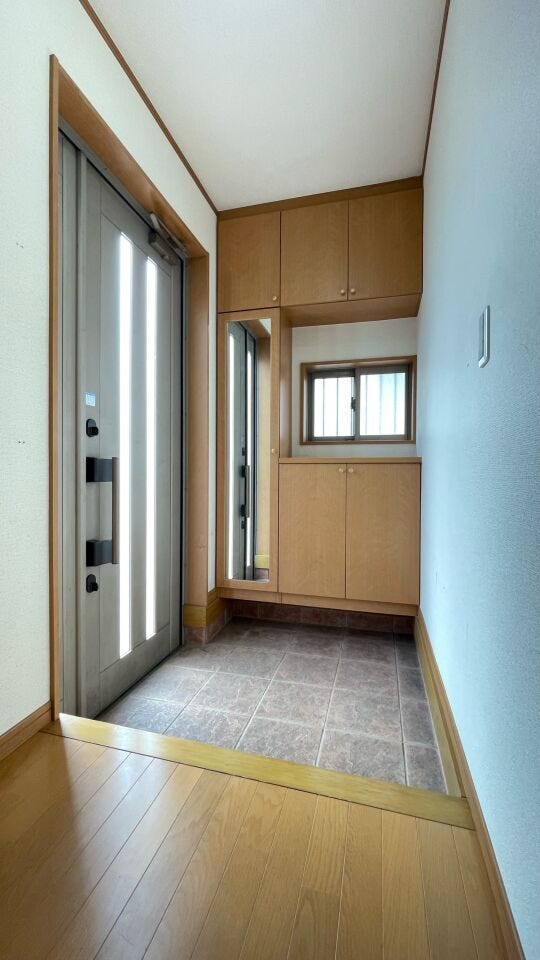 広々とした玄関ホールは来訪者の印象グッド!ゆとりのある空間は心も豊かにしてくれます♪