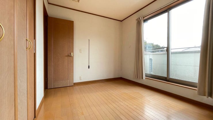 爽やかな優しい風と光を存分に感じることが出来る洋室は心安らぐ空間です