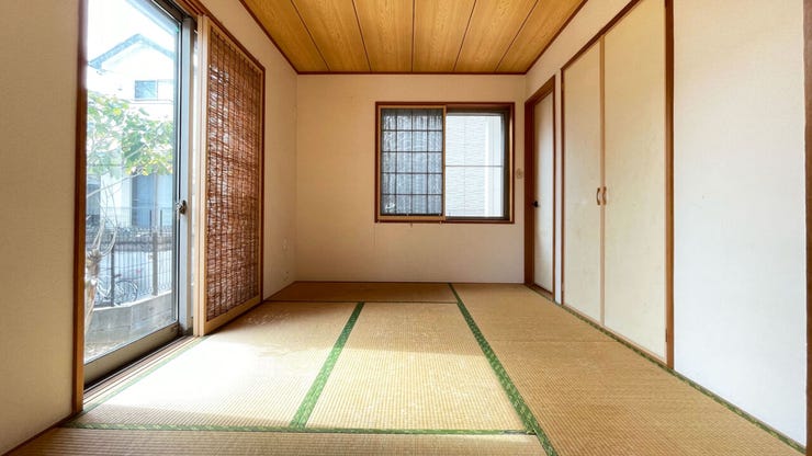 リビングとつながった陽当たりの良い和室。お子様のお昼寝や遊び部屋として、客間としても独立可能とマルチに使えますね。