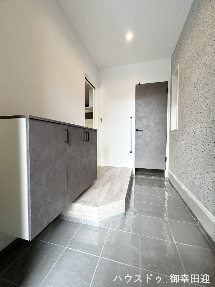 ■□■「しまう」が叶える、美しい玄関■□■大容量のシューズボックスがあることでいつも整理された、気持ちの良い「家の顔」を保てます。