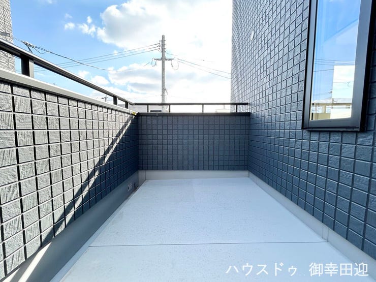 ■□■空の下の開放的な特等席■□■日光浴や読書、外の空気を感じながらリフレッシュ。暮らしを豊かにする、もう一つの心地よい空間です