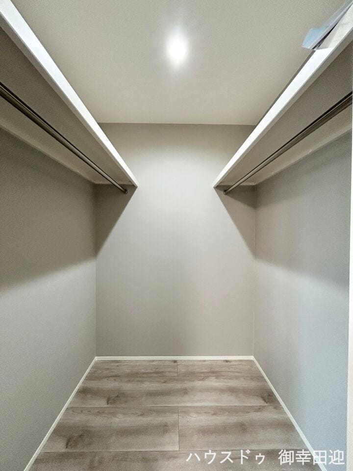 ■□■2階8帖洋室WIC■□■衣類から小物まで一ヶ所に集約。整理整頓がしやすく、毎日のコーディネートが楽しくなるゆとりの収納です