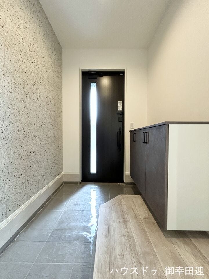 ■□■「ただいま」の安堵をくれる場所■□■訪れる人を迎え入れ、帰るたびにホッと一息つける、明るく機能的なエントランス