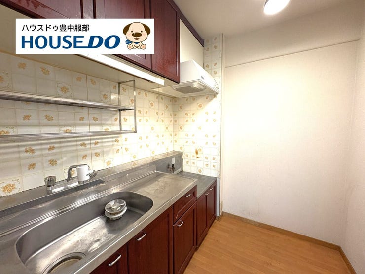 半独立タイプのキッチンです!そのままもお使いいただくことも可能ですが、新規で交換していただくのもオススメです!