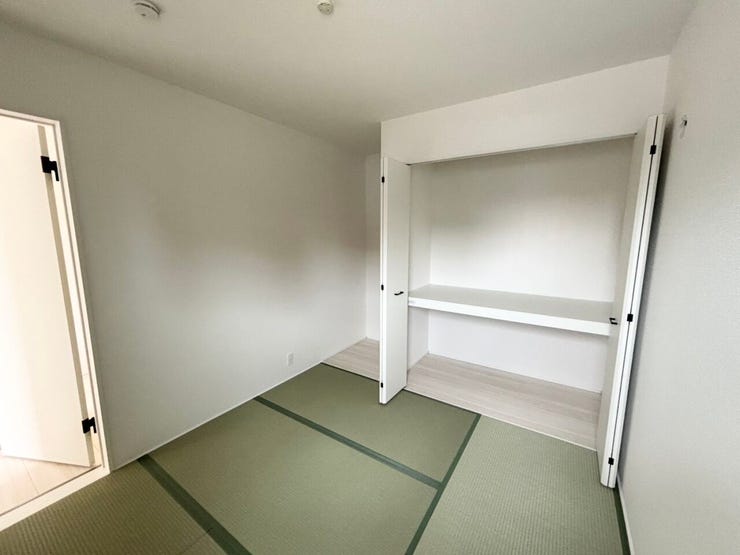 5帖の独立した和室。
収納も備えており、寝室や趣味のお部屋としても活用できます。