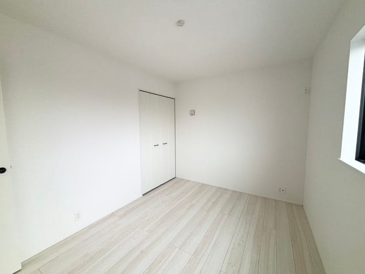 2階 洋室(6帖)
6帖の洋室は家具を配置してもゆとりを感じられる広さ☆
ベッドや収納家具を置いても圧迫感の少ない空間。