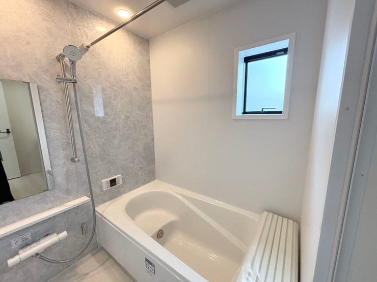 一日の疲れを癒してくれるバスルーム♪
窓のある浴室は換気もしやすく、湿気対策にも安心です☆