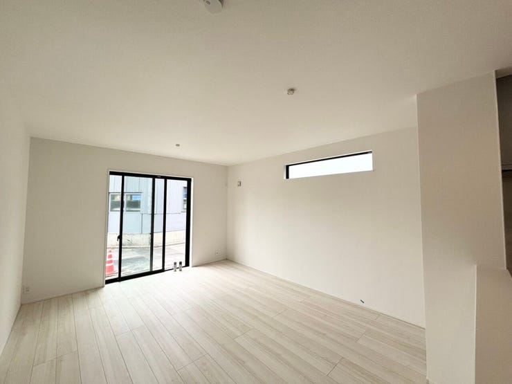 約15帖のLDK
ソファやダイニングテーブルを配置してもゆとりがあり、快適にお過ごしいただけます♪