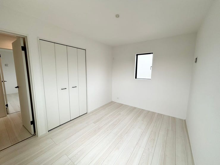 2階 洋室(6帖)
採光と通風に優れた6帖の洋室。
クローゼットを備えているため、お部屋を広く使える使い勝手の良い空間です。