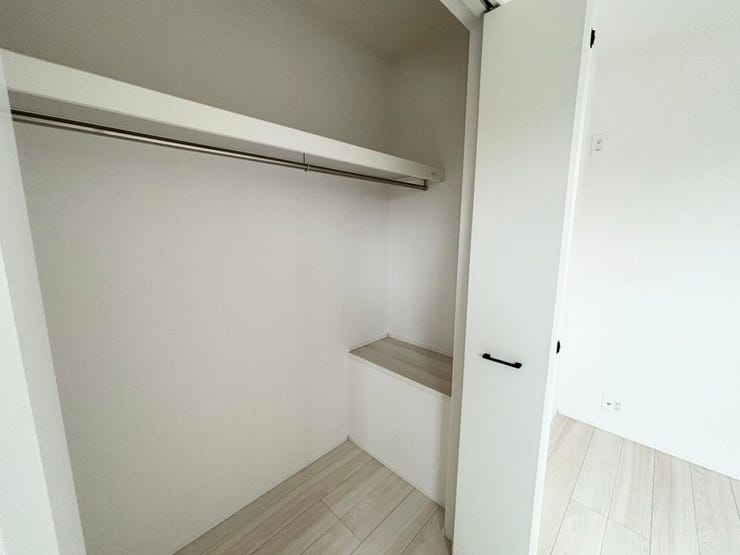 奥行きのあるクローゼット内部。
ハンガーパイプ付きで衣類を掛けて収納でき、棚スペースにはバッグや小物なども整理できます☆